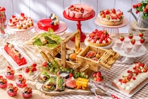 東京都新宿区：垂涎の苺スイーツ10種＆お肉の”無限ループ”アフヌン、ヒルトン東京に26年5月上旬まで登場