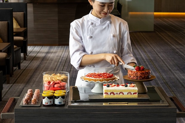 午後の秘密の贅沢 ワゴンスイーツ付き苺アフヌン、福岡市に26年より4ヵ月登場