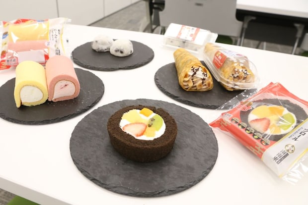 ファミマの節分スイーツが進化 縁起の良い紅白カラーや具材のバランス優れた”恵方巻ロール”など1月末より4日間限定登場