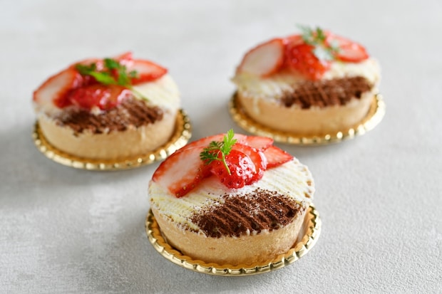 横浜高島屋：2層仕立ての「チョコとくるみのホワイトムースタルト」2月1日より登場　国産苺のババロアもお目見え