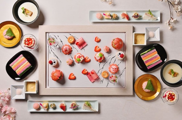 ザ・プリンス 京都宝ヶ池：彩り豊かな苺スイーツを額縁風プレートに配置　”桜アート”になるアフタヌーンティー、3月1日より数量限定展開