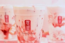 ゴンチャ：5年目突入の人気「いちご杏仁」シリーズ、2月26日より登場　ベースティーは22年に好評だった「阿里山ウーロンティー」Lサイズも導入