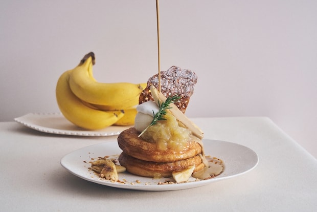 東京・大阪・福岡・熊本：「カフェ＆ブックス ビブリオテーク」キャラメルバナナとバナナコンフィチュールのパンケーキ、4月1日より1ヵ月間展開
