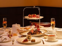 博多区：ステーキ＆あまおう苺の”Wジューシー”仕様「夜景の肉食ハイティー」5月31日まで展開中