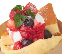 大阪府：有名パティシエ監修　チーズケーキのせ苺クレープ＆パフェ、4月22日より登場