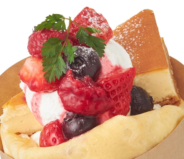 大阪府:有名パティシエ監修 チーズケーキのせ苺クレープ&パフェ、4月22日より登場