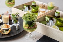 東京・天王洲：抹茶＆メロンの新緑アフヌン、7月20日まで展開中　注目は「苔テラリウムパフェ」