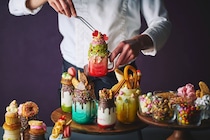 コンラッド大阪：世界のトレンド＆ローカルスイーツ16種集結　スイーツビュッフェ、5月29日より週末限定開催　豪州発フリークシェイクも登場