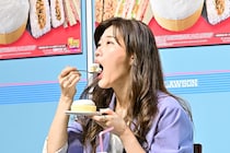 ヒコロヒー：ローソンの”盛りすぎロールケーキ”に舌鼓「ミルクの濃厚さがすごい」「クリームがぎっしり」と褒めちぎる