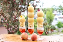 愛知県西尾市：キングファームカフェ「もももももものももパフェ」6月18日より期間限定で復活販売　「ごろごろ桃バウム」も近日登場
