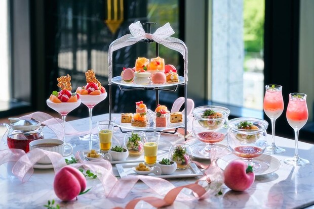 ヒルトン横浜：ホテルラウンジらしい華やかなプレゼンテーション　夏季限定の桃アフヌン、7月1日より2ヵ月展開