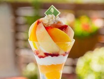 和歌山県：果物農家直営「観音山フルーツパーラー」2種の桃使った夏季限定パフェ、8月中旬頃まで販売中