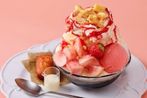 麻布台ヒルズ：パフェ仕立ての新作かき氷「ピーチベリーショートケーキ」8月1日より夏季限定登場