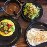 【川崎】グツグツの壺に入ったあつあつのルーをかけて食べるキートンスタイル。つぼやきカレー キートンの彩り野菜カレー