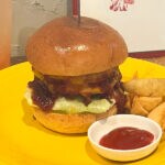 【飯塚】アメリカンな雰囲気に引き込まれながら味わう。amerigoのチーズバーガーと自家製ピンクレモネード。