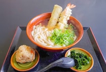 【飯塚】極太ごぼう天の存在感と食べごたえ！麺和田や 飯塚店の｢海老ごぼううどん＆かしわおにぎり｣