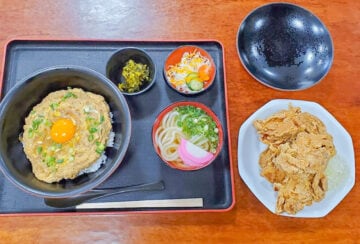 【飯塚】ボリューミーで豪華な親子共演をうどんがサポート！くらやの「玉子丼セット＆唐揚げ」