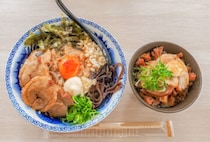 【田川】カフェのような空間で味わう極太麺と絶品チャーシュー！「油そば 雨龍」の雨龍炙りチャーシュー油そば＆チャーシューめし