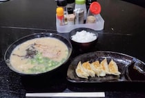 【宮若】濃厚なのに臭みなし！味処じゃりんこの豚骨ラーメン＆手作り餃子＆宮若米絶品ライスの「Bセット」
