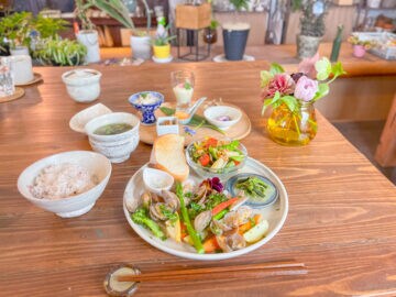 【田川】器に咲く旬の彩り。癒やしの空間「草と土と」でいただく至福のヘルシーランチ