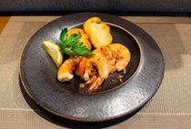 【飯塚】商店街の“おへそ”で味わう、鉄板焼 海老蔵の海老が主役のご褒美時間