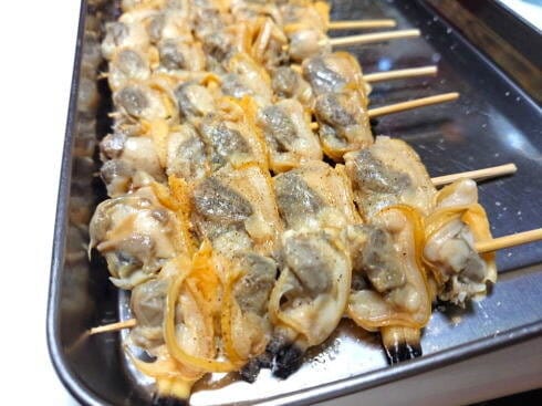 あさりの身を串にさす