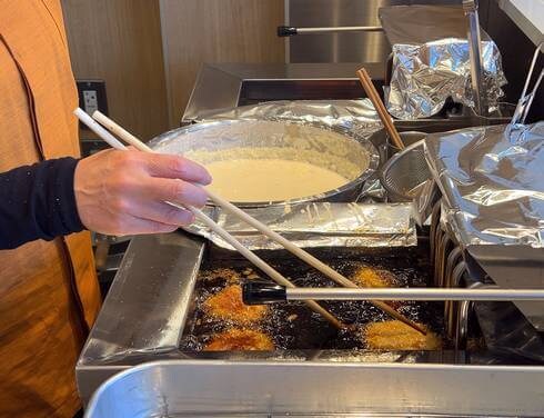 紅葉堂 宮島口店、揚げもみじを作っている所が見られる