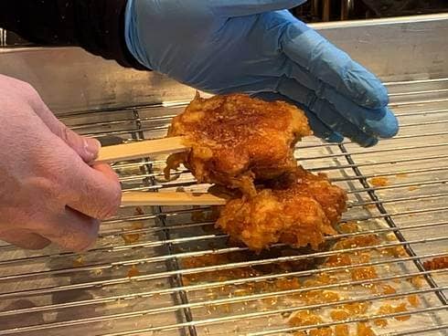 揚げもみじの調理風景