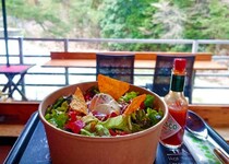 自然に包まれる「ロックスカフェ」川のせせらぎに癒される、廿日市の避暑地カフェ