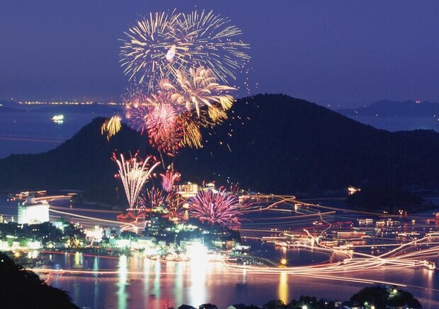 福山・鞆の浦の夜空を彩る2000発!弁天島花火大会 2026、周辺の交通規制にご注意を