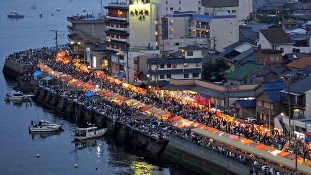福山・鞆の浦弁天島花火大会は、多くの露店で賑わう