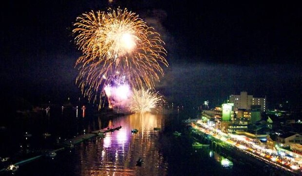 福山市鞆の浦の花火大会 過去の様子