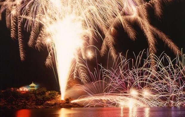 福山・鞆の浦の夜空を彩る2000発!弁天島花火大会 2026、周辺の交通規制にご注意を