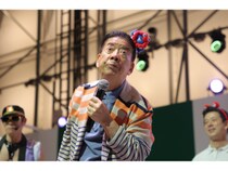 万博・よしもとパビリオン“カラオケ盆踊り”に西川ファミリー登場! 家族4人の熱唱に会場大盛り上がり「激レア会!」