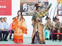 パンサー尾形＆3時のヒロイン福田が「伊勢原観光道灌まつり」のパレードに登場! 馬にまたがって「伊勢原の皆さんサンキュー!!」