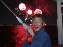万博会場を彩る「日本の花火」を“花火芸人”笑い飯・哲夫が船上から実況解説! 500人の乗客と「花火は少し知識が入ったほうが楽しめる」