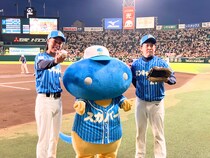 バッテリィズ、クライマックスシリーズで夢が実現! 感動の“阪神甲子園球場ファーストピッチ”「スカパー! プロ野球アンバサダー」12の公約シリーズ