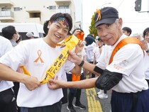 おばたのお兄さんが「子ども虐待防止」たすきリレーで疾走! オレンジリボンをつないで「僕も2歳の子どもを持つ親なので応援しています」