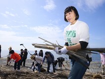 人気芸人たちが千葉・幕張の浜で恒例のゴミ拾い! 南キャン・しずちゃん「ゴミだけでなく、“人の愛”も拾いました」