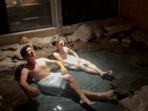 からし蓮根が故郷・熊本小国町の秘湯旅館をPR! 全浴槽「源泉かけ流し」の『小杉庵』滞在動画を公開!