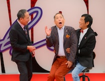 ザ・ぼんち“55周年”ライブに盟友・明石家さんまがサプライズ登場で場内騒然!! メッセンジャー黒田とのコラボ漫才はおさむの暴走で…