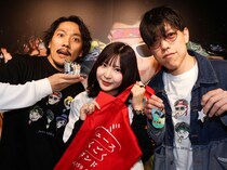 ジュースごくごく倶楽部の世界に浸ってジュースが飲めるスタンドが渋谷で開店中! イラスト入りコースター「交換しあって楽しんで」