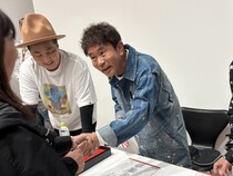 浜田雅功が“手形押し”で初のファン交流イベント! 「ドツキ」希望者殺到に「俺、猪木さんちゃうで」