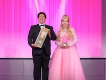 レインボーが『輝く瞳アワード2025授賞式』に登壇! ヒロイン姿の池田直人に、ジャンボたかおがうっとり!?