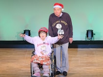 宮川大助・花子と過ごす恒例のクリスマスイベント開催! 病気に負けずガッチリ握手「来年結婚50年、がんばろな!」