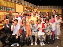 「ア～メマ～！」「乳首ドリルすな！」人気ギャグが客席に向かって飛び出す! ダイナミックなプロジェクションマッピングを駆使した新喜劇にファン大喜び!