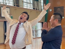 熊本県住みます芸人・安井政史が創立150周年の天草市立佐伊津小学校を表敬訪問