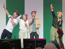 万博・よしもとパビリオン“カラオケ盆踊り”に西川ファミリー登場! 家族4人の熱唱に会場大盛り上がり「激レア会!」