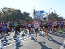寛平は「引きずり女」で登場! 春を思わせる陽気の中、14回目となる『大阪マラソン2026』がスタート!