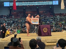 桂文枝が大相撲春場所で「吉本興業賞」を贈呈 優勝の霧島関と一緒に「いらっしゃ～い」